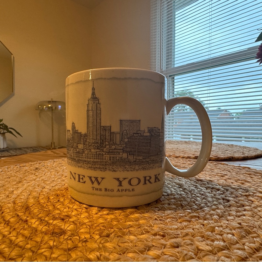 Old 2007 NYC Skyline Collectable Starbucks Mug